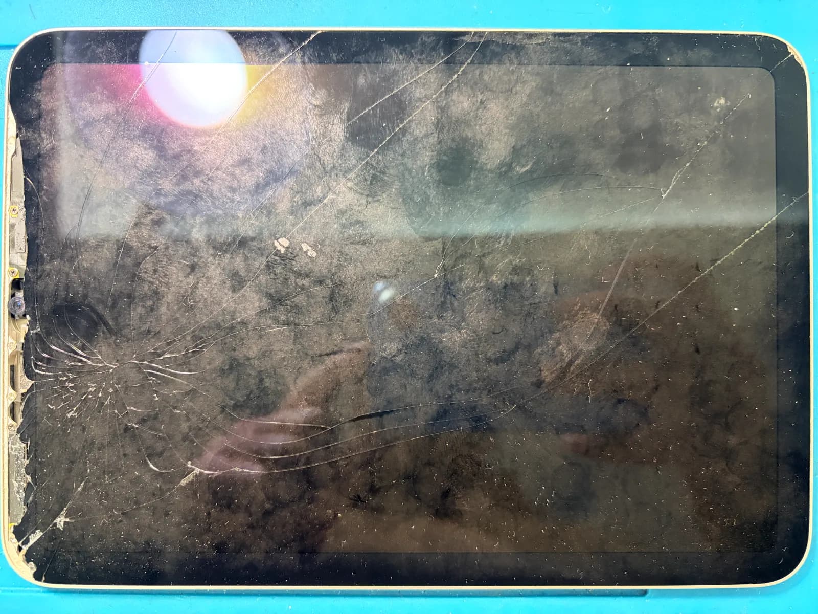 Before and after photos of a iPad mini 6th Generation Screen Replacement completed. - before